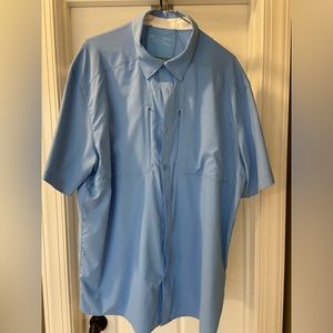 Men’s XL Under Armour button up short sleeve shirt with zip pockets